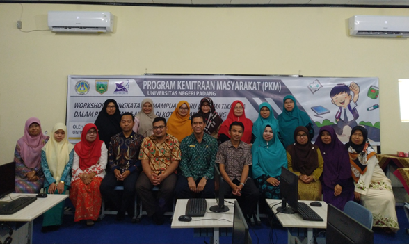 Mathematics Department Lecturer Service Team Holds a Workshop to Improve the Ability of High School Mathematics Teachers in Padang Panjang